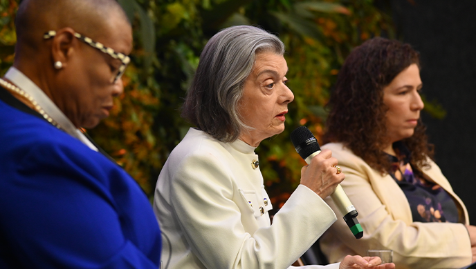 En el debate del  Congreso Internacional del CLAD, Cármen Lúcia asocia la crisis climática con el problema del hambre